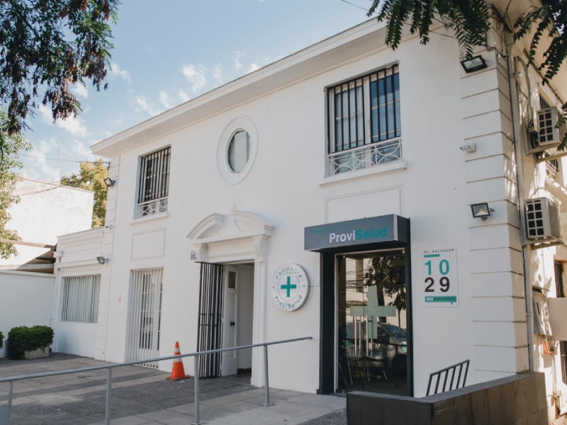 Frontis de la Farmacia ProviSalud Salvador, en Avenida Salvador 1029