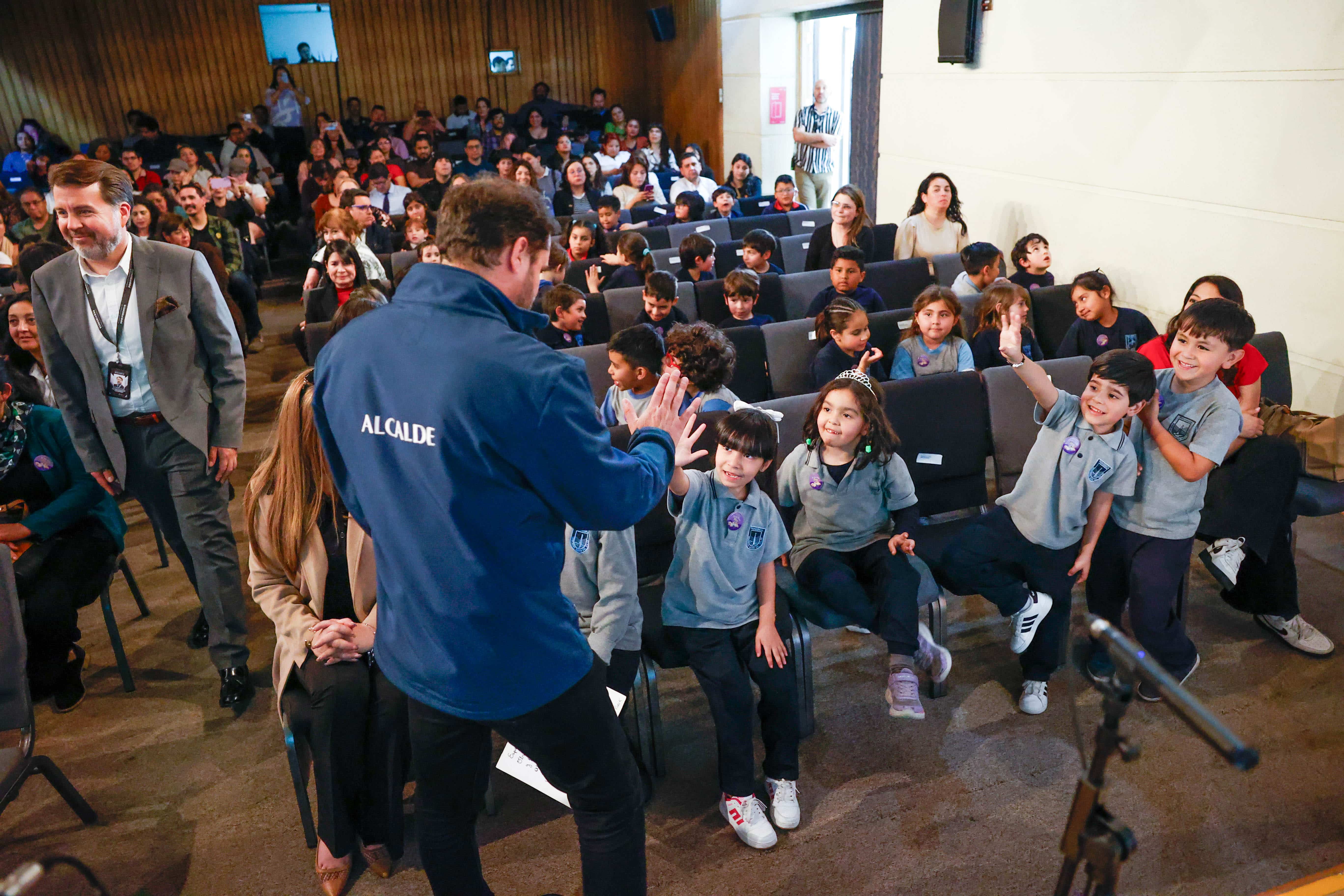 Alcalde Bellolio participó en ceremonia donde se premió a alumnos de 1° básico que ya saben leer a su corta edad