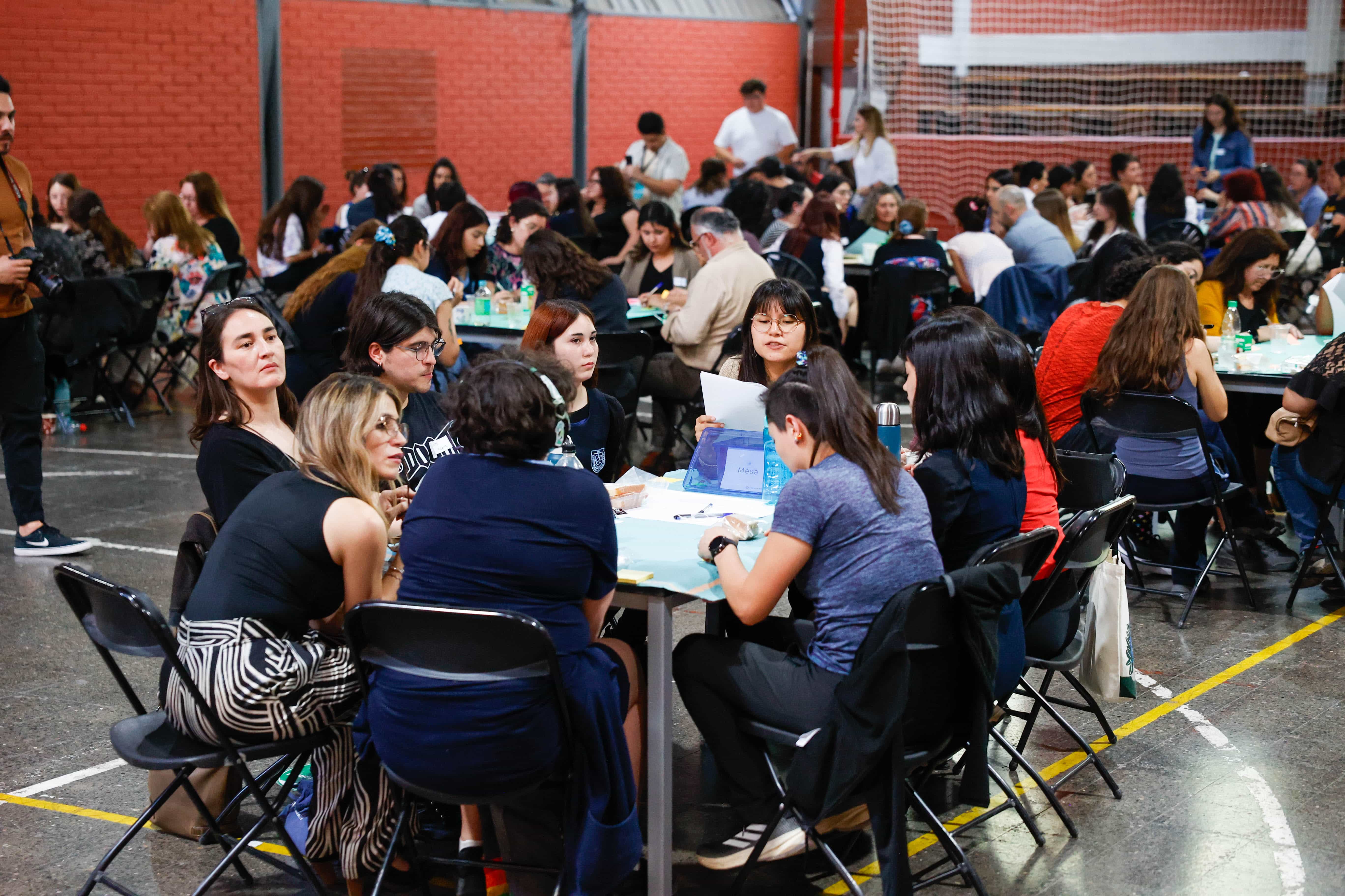 Alumnas, profesores y apoderados del Liceo Carmela Carvajal dieron vida al encuentro “Líderes Emblemáticos” de Pacto Social