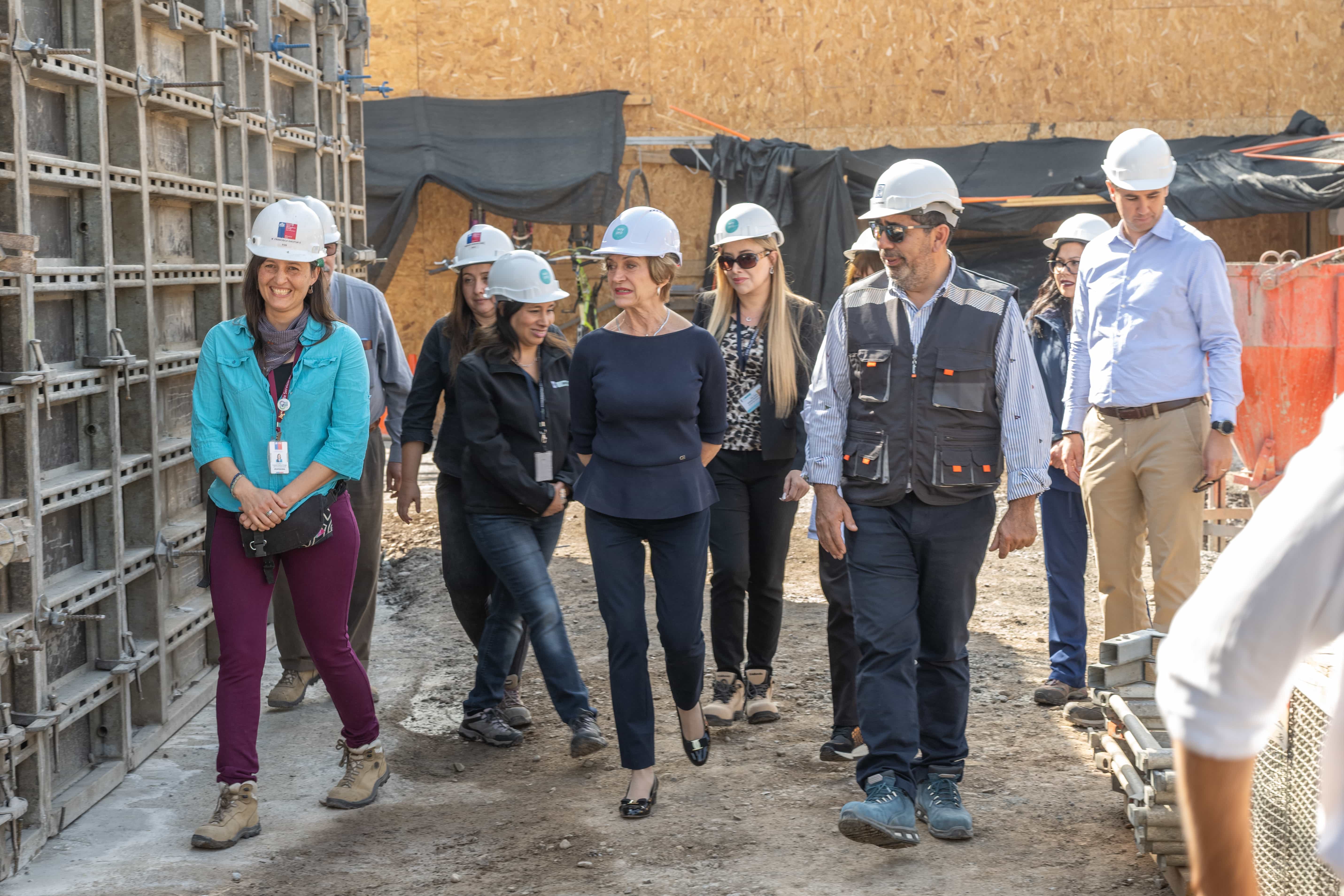 Alcaldesa Matthei y autoridades de la CDS visitaron obras del nuevo CESFAM Alessandri
