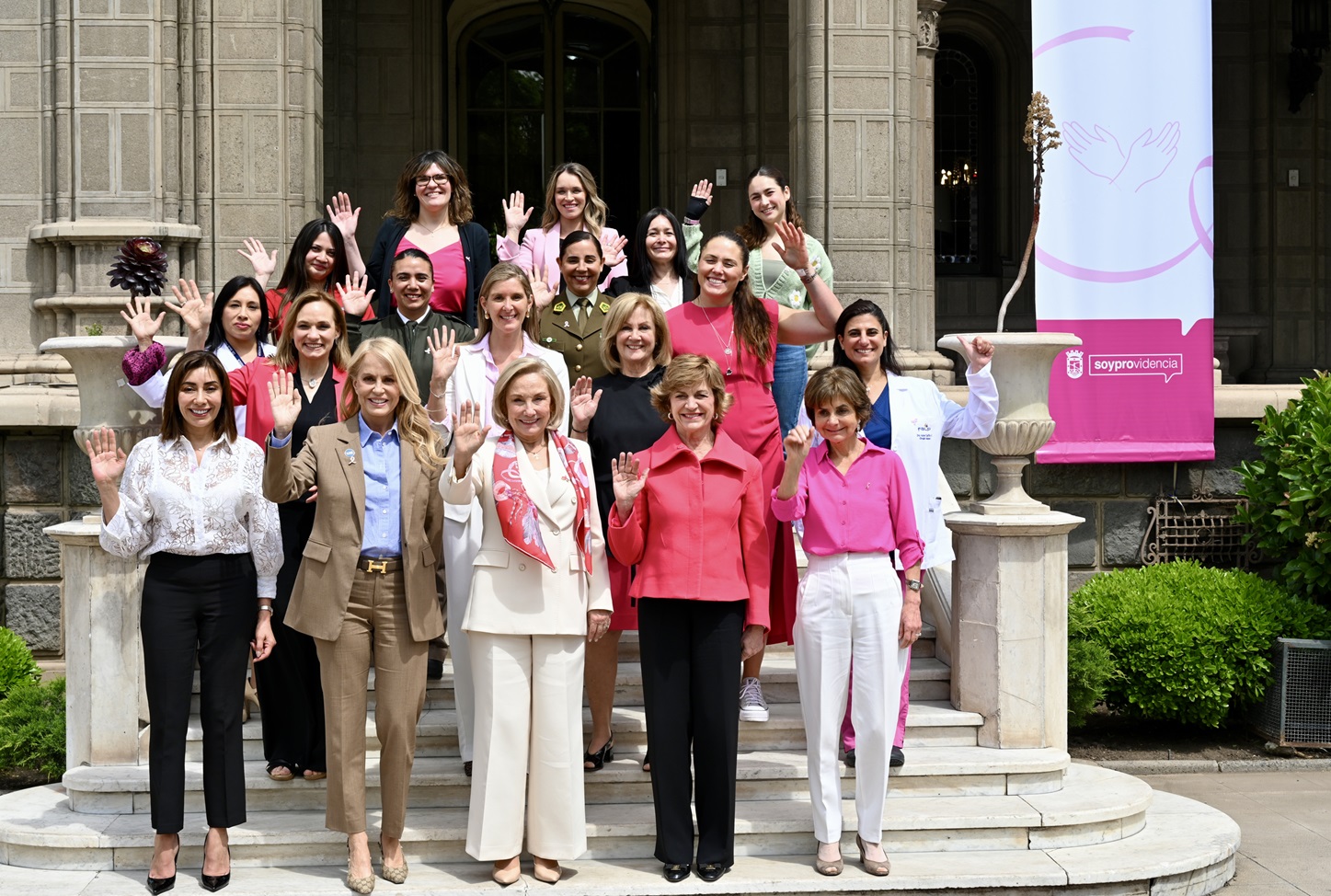 Alcaldesa Evelyn Matthei encabeza encuentro con mujeres líderes para promover la detección precoz del cáncer de mamas