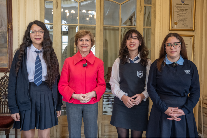 Estudiantes del Liceo Carmela Carvajal ganan becas para estudiar en el extranjero