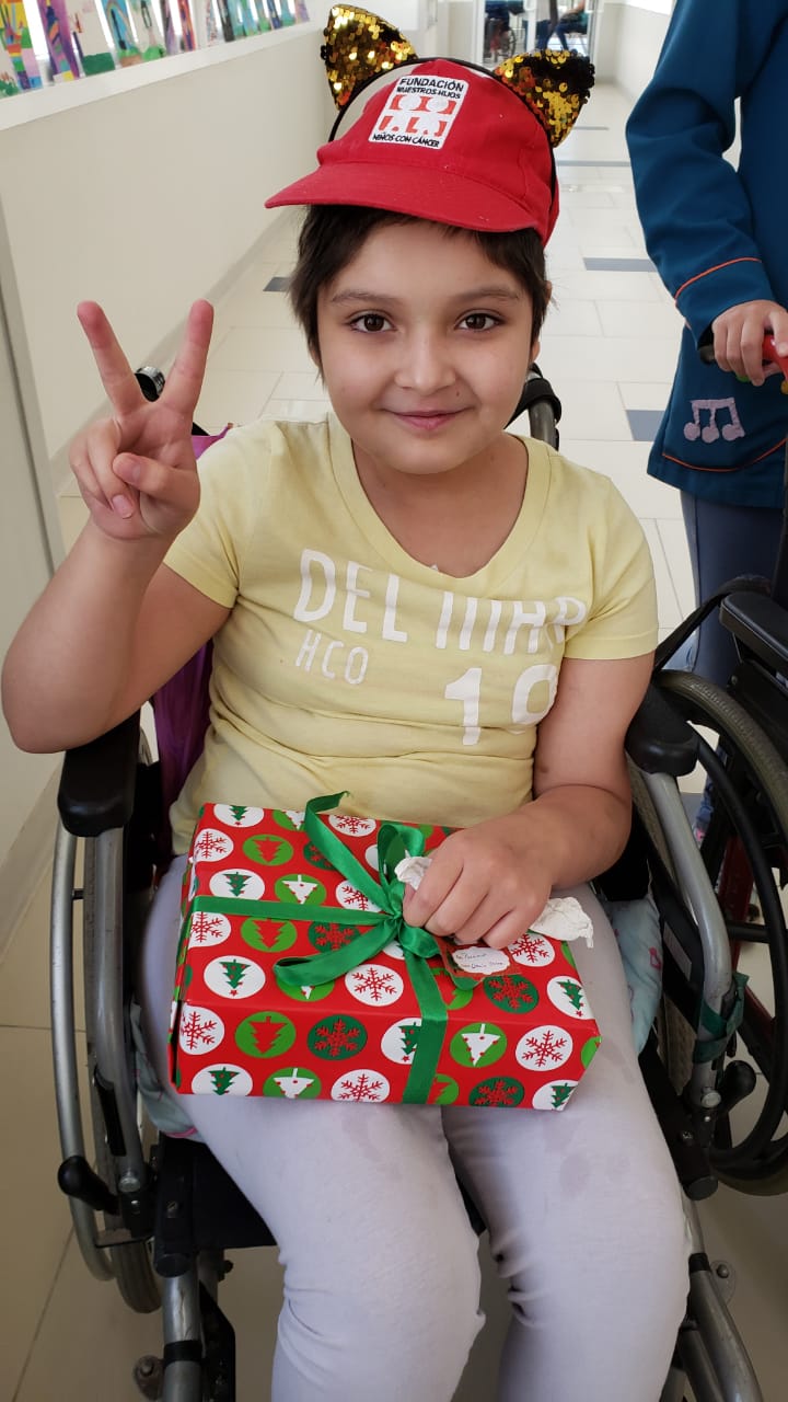 Dirección de Educación entregó un poco de amor a los niños de la Escuela Oncológica Exequiel González Cortez en esta navidad
