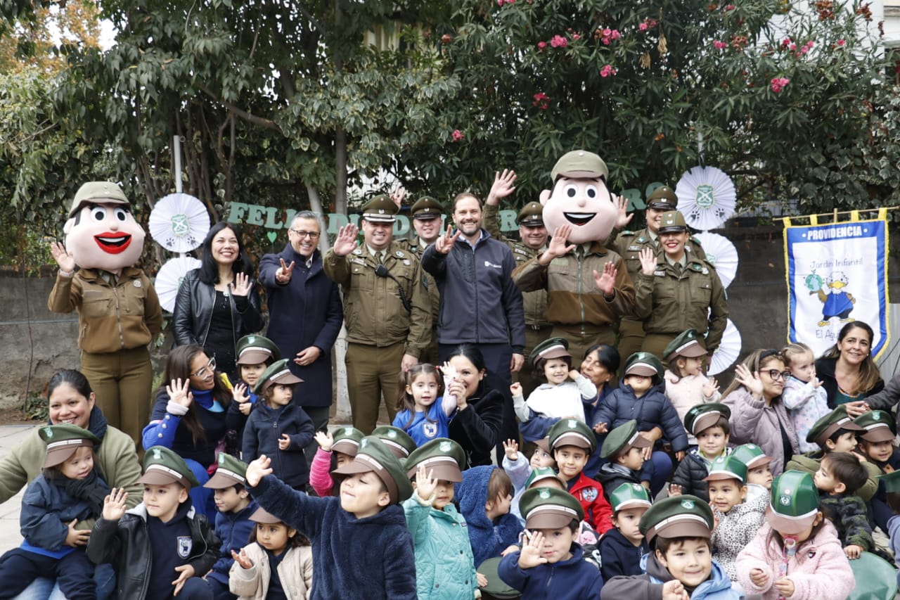 Grupo Canino de Carabineros visitó Jardín El Aguilucho para conmemorar los 98 años de la institución
