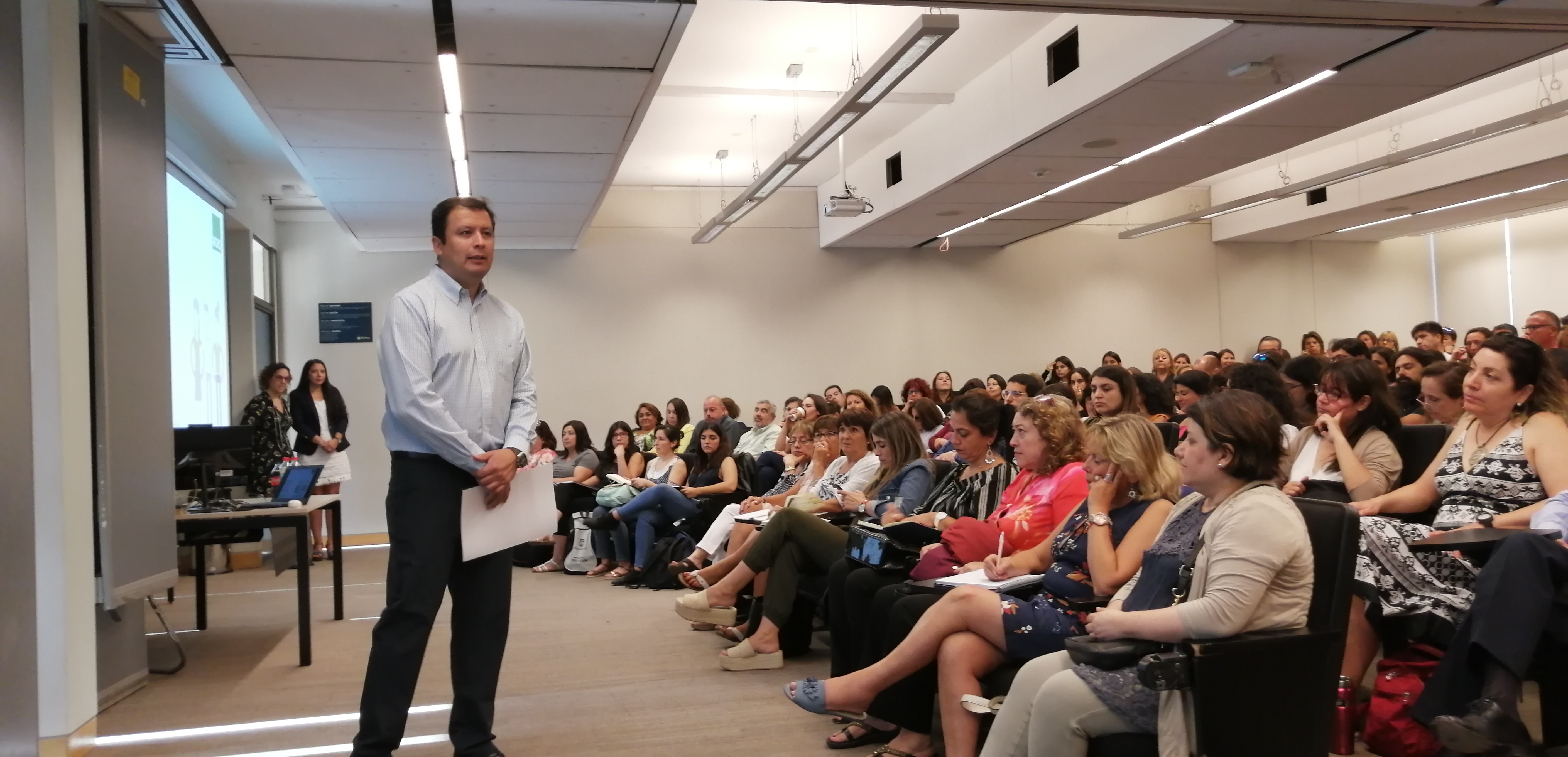 Más de 400 funcionarios de Educación participaron en charla sobre cómo disminuir y enfrentar la violencia en los establecimientos