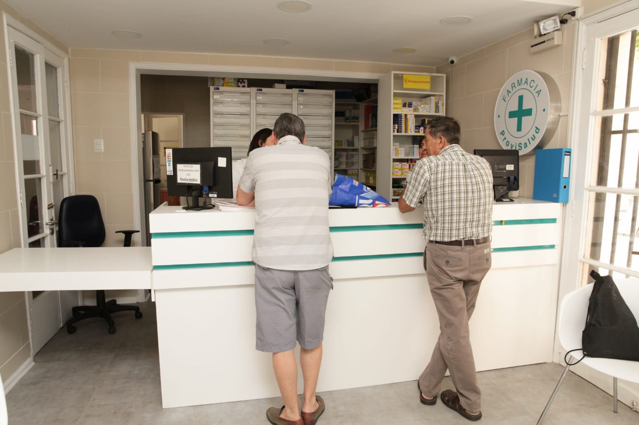 Farmacia Comunitaria de Providencia reabrió sus puertas totalmente remodelada