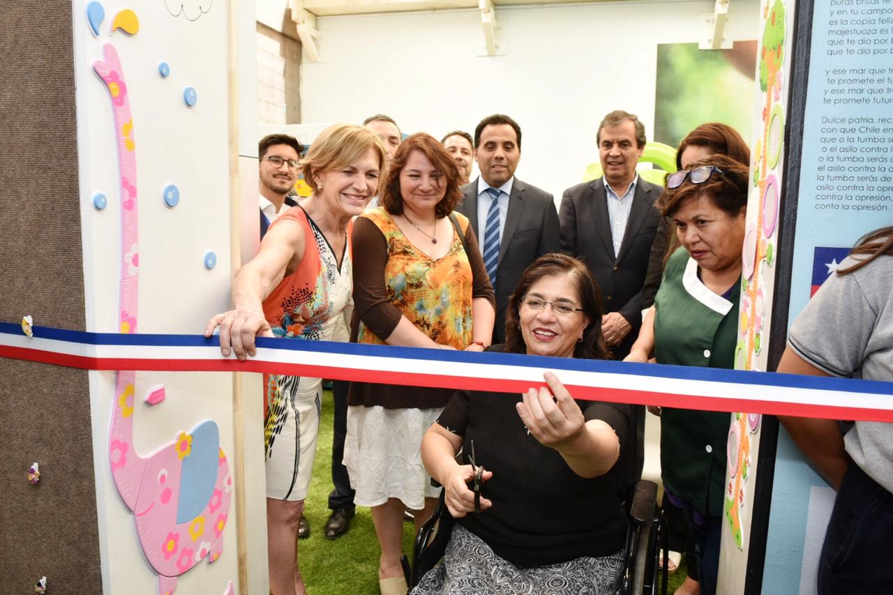 Alcaldesa Matthei inauguró remodelada sala temática en Colegio Mercedes Marín del Solar