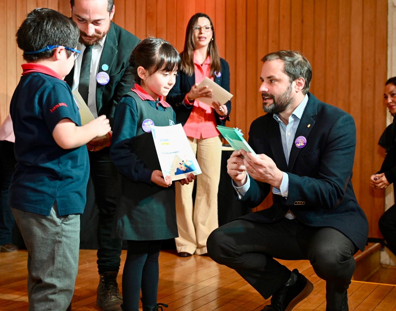 Alumnos de 1° básico de Providencia fueron reconocidos por ya saber leer a su corta edad
